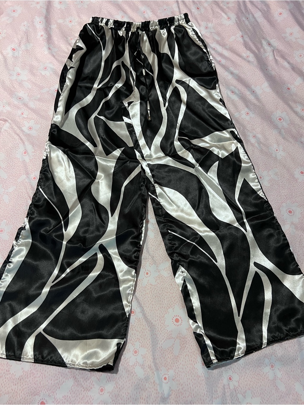 Jolie and Joy Black & White Wide-Leg Satin Pants with Abstract Print Women’s XL